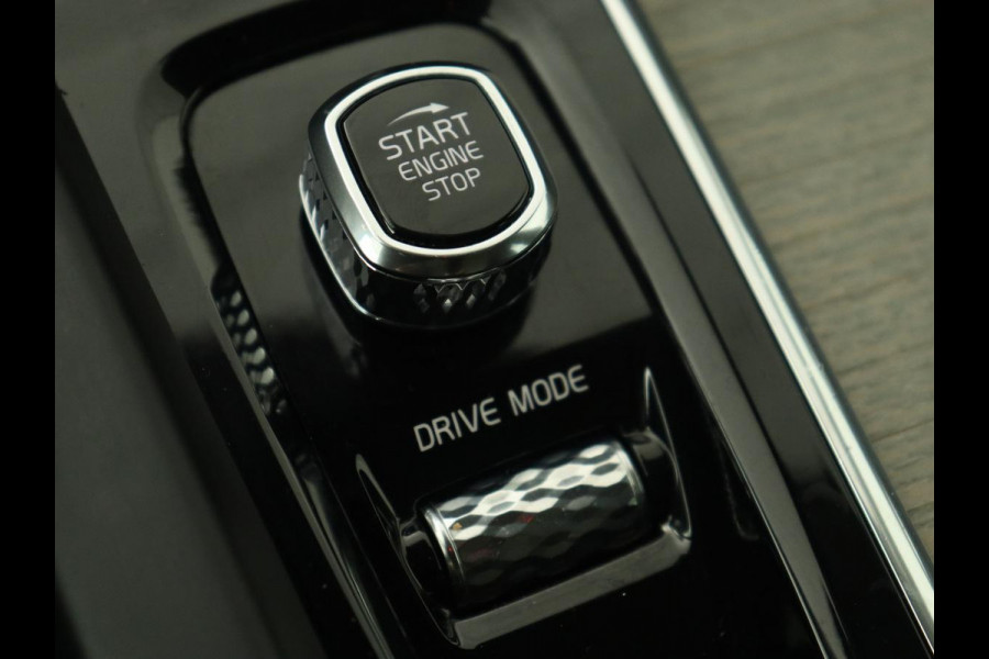 Volvo XC60 2.0 T8 Twin Engine AWD Inscription | Panoramadak | Trekhaak | Leder | Stoelverwarming | Camera | Adaptive cruise | Carplay | Navigatie | Full LED