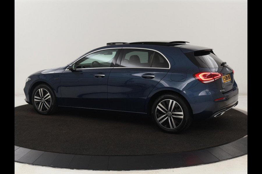 Mercedes-Benz A-Klasse 250e Business Solution Luxury | Panoramadak | Leder | Stoelverwarming | Memory | Keyless | Carplay | Sfeerverlichting | PHEV | Plug In