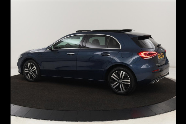 Mercedes-Benz A-Klasse 250e Business Solution Luxury | Panoramadak | Leder | Stoelverwarming | Memory | Keyless | Carplay | Sfeerverlichting | PHEV | Plug In