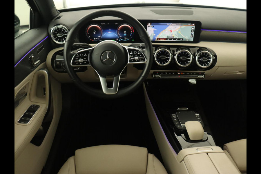 Mercedes-Benz A-Klasse 250e Business Solution Luxury | Panoramadak | Leder | Stoelverwarming | Memory | Keyless | Carplay | Sfeerverlichting | PHEV | Plug In