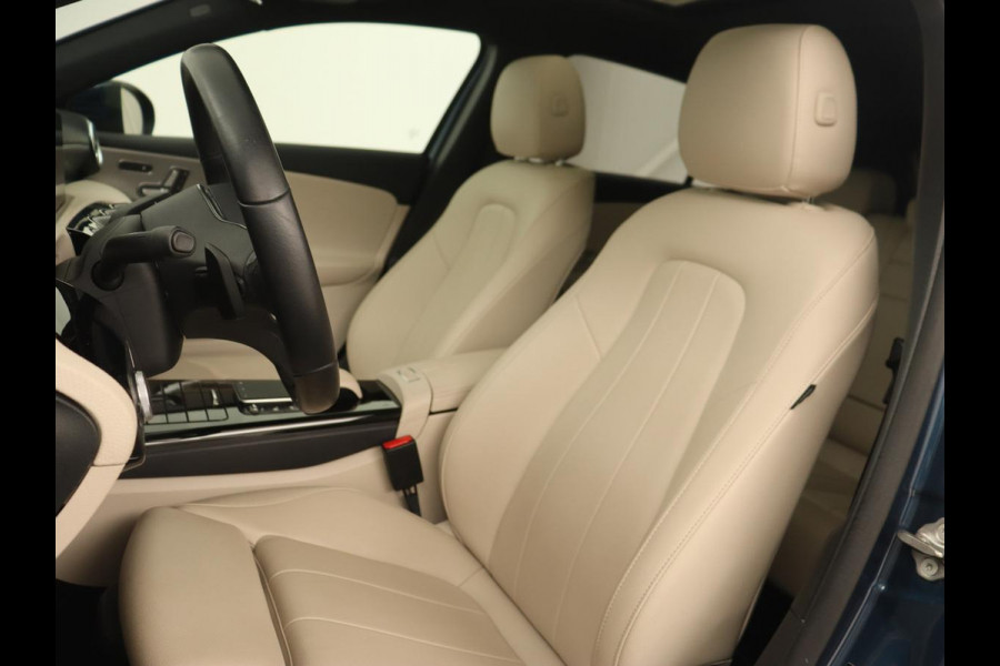 Mercedes-Benz A-Klasse 250e Business Solution Luxury | Panoramadak | Leder | Stoelverwarming | Memory | Keyless | Carplay | Sfeerverlichting | PHEV | Plug In