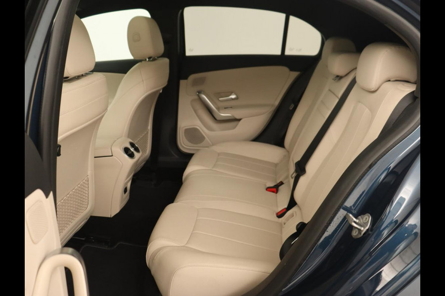 Mercedes-Benz A-Klasse 250e Business Solution Luxury | Panoramadak | Leder | Stoelverwarming | Memory | Keyless | Carplay | Sfeerverlichting | PHEV | Plug In