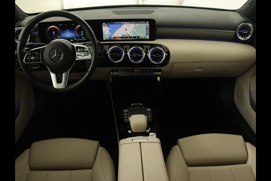 Mercedes-Benz A-Klasse 250e Business Solution Luxury | Panoramadak | Leder | Stoelverwarming | Memory | Keyless | Carplay | Sfeerverlichting | PHEV | Plug In