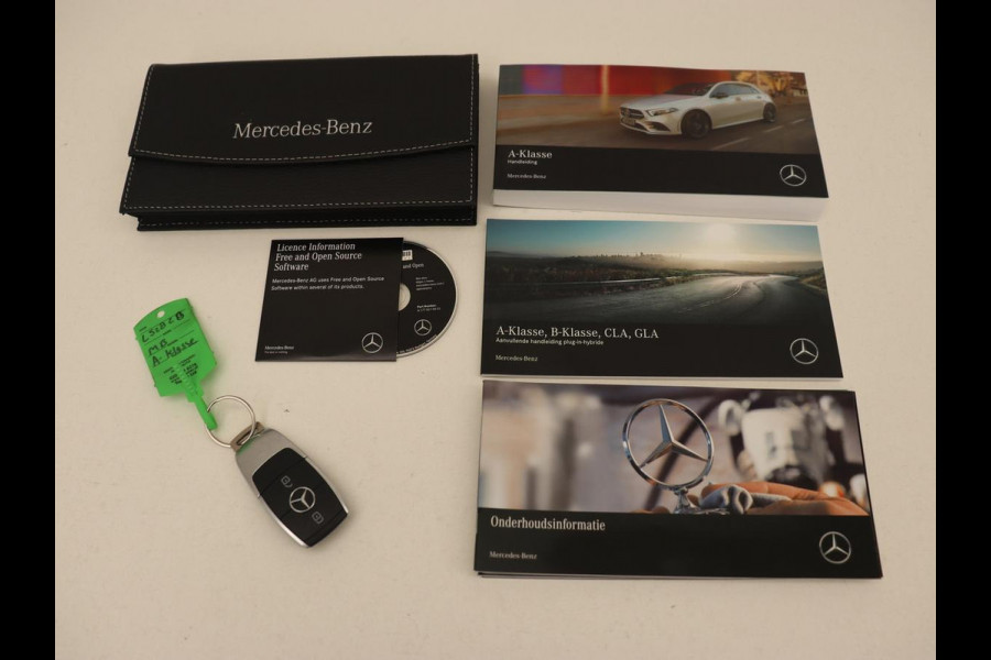 Mercedes-Benz A-Klasse 250e Business Solution Luxury | Panoramadak | Leder | Stoelverwarming | Memory | Keyless | Carplay | Sfeerverlichting | PHEV | Plug In