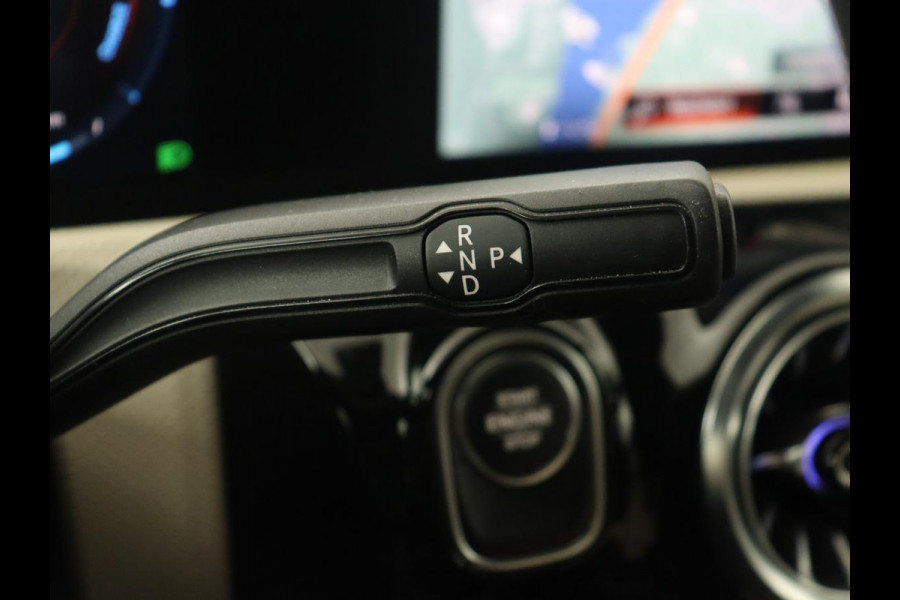 Mercedes-Benz A-Klasse 250e Business Solution Luxury | Panoramadak | Leder | Stoelverwarming | Memory | Keyless | Carplay | Sfeerverlichting | PHEV | Plug In
