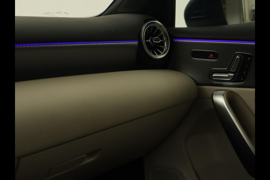 Mercedes-Benz A-Klasse 250e Business Solution Luxury | Panoramadak | Leder | Stoelverwarming | Memory | Keyless | Carplay | Sfeerverlichting | PHEV | Plug In
