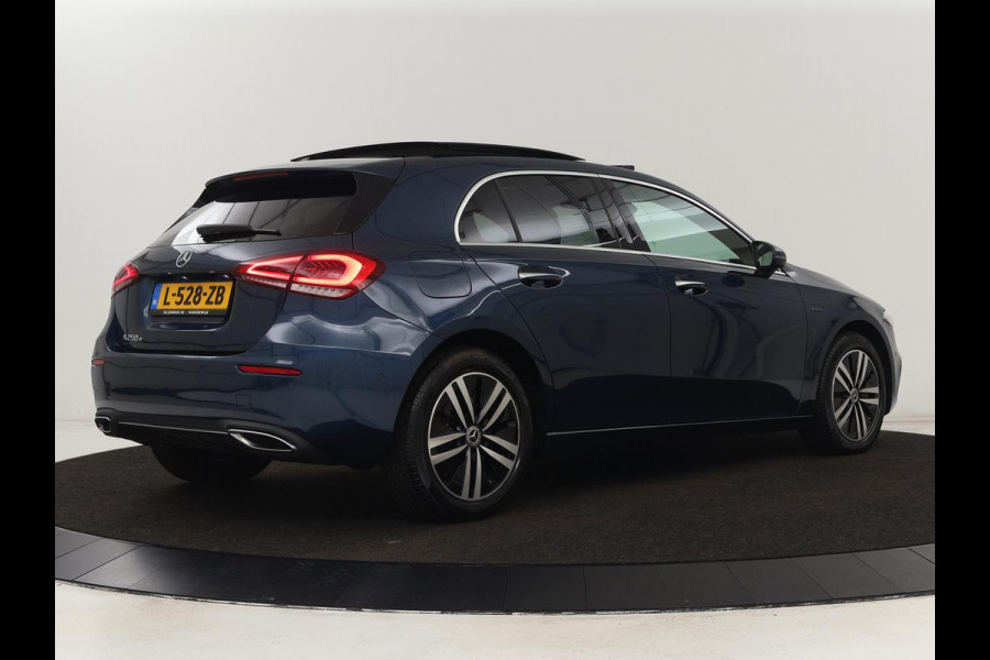 Mercedes-Benz A-Klasse 250e Business Solution Luxury | Panoramadak | Leder | Stoelverwarming | Memory | Keyless | Carplay | Sfeerverlichting | PHEV | Plug In