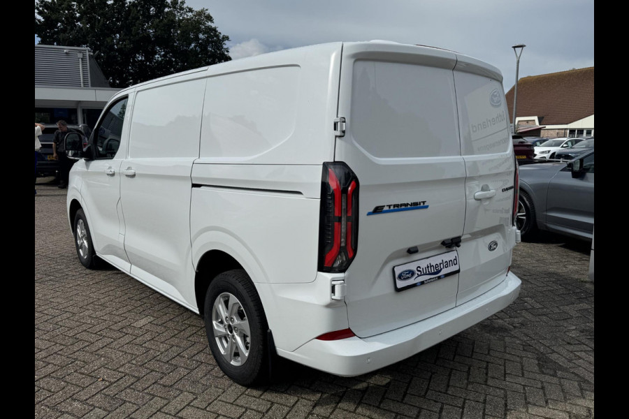 Ford E-Transit Custom 320 L1 Limited/Titanium Elektrisch | SCI | Ford Voorraad |  65kWh 218pk | Frozen White | Dubbele zijschuifdeur | Ruit in laadschot | Ruit in rechter zijschuifdeur| Verwarmbare passagiersstoel (8-weg verstelbaar) | Inklapbare trekhaak | Centrale dubbele vergrendeling | Driver Assistance Pack Premium | AGM accu | BEV 3-fase oplaadkabel 10 meter
