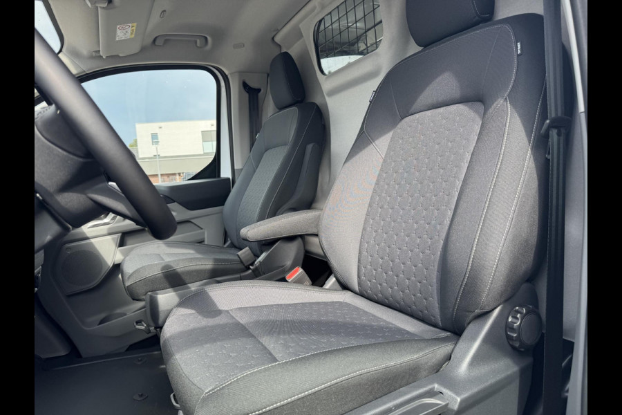Ford E-Transit Custom 320 L1 Limited/Titanium Elektrisch | SCI | Ford Voorraad |  65kWh 218pk | Frozen White | Dubbele zijschuifdeur | Ruit in laadschot | Ruit in rechter zijschuifdeur| Verwarmbare passagiersstoel (8-weg verstelbaar) | Inklapbare trekhaak | Centrale dubbele vergrendeling | Driver Assistance Pack Premium | AGM accu | BEV 3-fase oplaadkabel 10 meter
