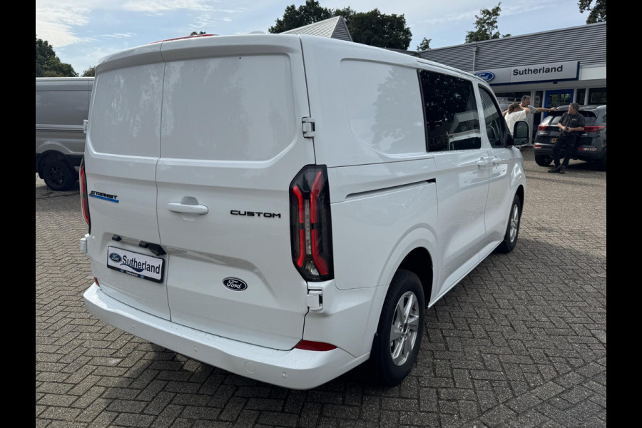 Ford E-Transit Custom 320 L1 Limited/Titanium Elektrisch | SCI | Ford Voorraad |  65kWh 218pk | Frozen White | Dubbele zijschuifdeur | Ruit in laadschot | Ruit in rechter zijschuifdeur| Verwarmbare passagiersstoel (8-weg verstelbaar) | Inklapbare trekhaak | Centrale dubbele vergrendeling | Driver Assistance Pack Premium | AGM accu | BEV 3-fase oplaadkabel 10 meter
