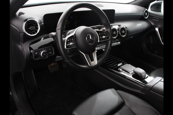Mercedes-Benz A-Klasse 200 Progressive | Navigatie | Climate Control | Lane Assist | Camera | Trekhaak | DAB | LED | Verkeersbord Herkenning |