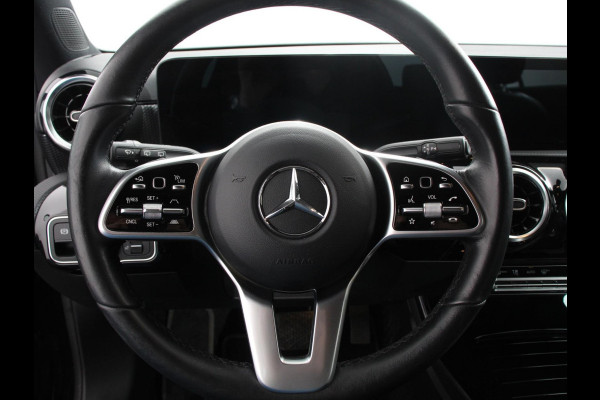 Mercedes-Benz A-Klasse 200 Progressive | Navigatie | Climate Control | Lane Assist | Camera | Trekhaak | DAB | LED | Verkeersbord Herkenning |