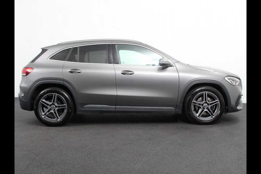 Mercedes-Benz GLA 200 Automaat AMG Line Nieuw model! | Navigatie | Climate Control | Camera | Half leder/alcantara | Led | Electrische achterklep | 19"Lichtmetalen velgen
