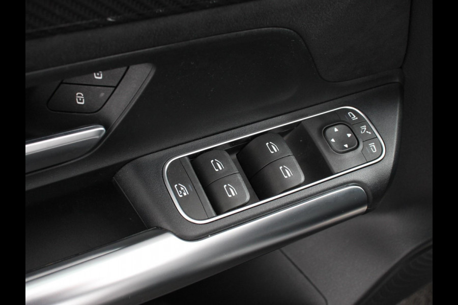 Mercedes-Benz GLA 200 Automaat AMG Line Nieuw model! | Navigatie | Climate Control | Camera | Half leder/alcantara | Led | Electrische achterklep | 19"Lichtmetalen velgen