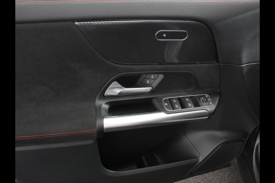 Mercedes-Benz GLA 200 Automaat AMG Line Nieuw model! | Navigatie | Climate Control | Camera | Half leder/alcantara | Led | Electrische achterklep | 19"Lichtmetalen velgen