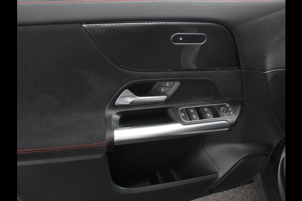 Mercedes-Benz GLA 200 Automaat AMG Line Nieuw model! | Navigatie | Climate Control | Camera | Half leder/alcantara | Led | Electrische achterklep | 19"Lichtmetalen velgen