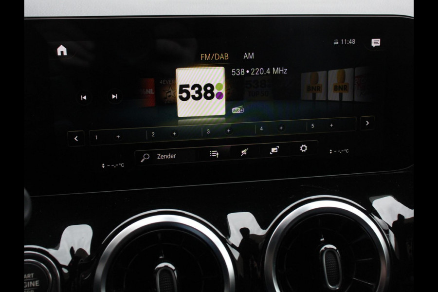 Mercedes-Benz GLA 200 Automaat AMG Line Nieuw model! | Navigatie | Climate Control | Camera | Half leder/alcantara | Led | Electrische achterklep | 19"Lichtmetalen velgen