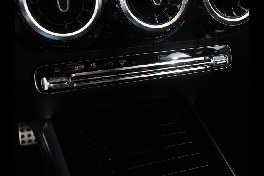 Mercedes-Benz GLA 200 Automaat AMG Line Nieuw model! | Navigatie | Climate Control | Camera | Half leder/alcantara | Led | Electrische achterklep | 19"Lichtmetalen velgen