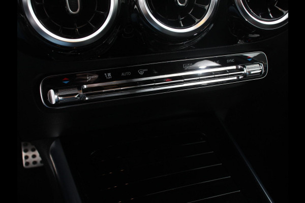 Mercedes-Benz GLA 200 Automaat AMG Line Nieuw model! | Navigatie | Climate Control | Camera | Half leder/alcantara | Led | Electrische achterklep | 19"Lichtmetalen velgen