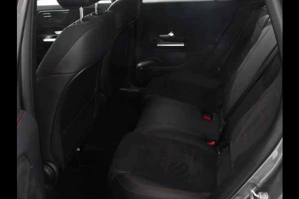 Mercedes-Benz GLA 200 Automaat AMG Line Nieuw model! | Navigatie | Climate Control | Camera | Half leder/alcantara | Led | Electrische achterklep | 19"Lichtmetalen velgen