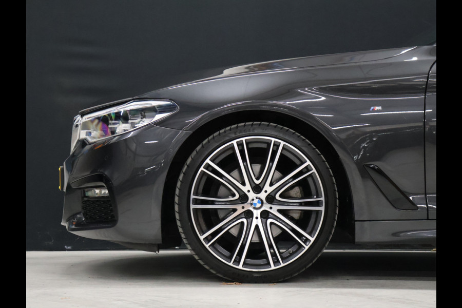 BMW 5 Serie Touring 520i M Sport [SCHUIFKANTELDAK, TREKHAAK, CAMERA, AUTOMATISCHE STOELEN, CRUISE CONTROL, HUD, APPLE CARPLAY, ANDROID AUTO, STOELVERWARMING, AUTO AIRCO, NAVI, NIEUWSTAAT]
