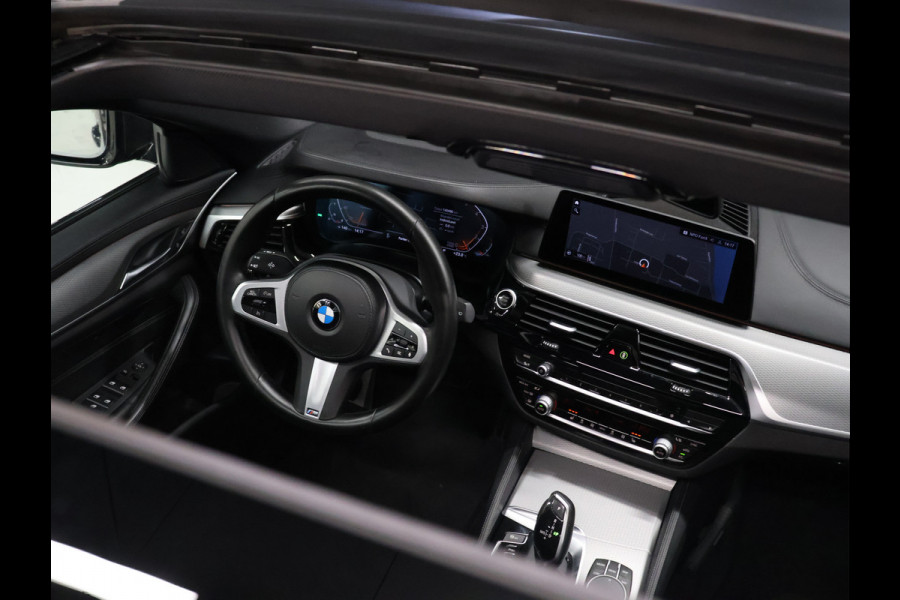 BMW 5 Serie Touring 520i M Sport [SCHUIFKANTELDAK, TREKHAAK, CAMERA, AUTOMATISCHE STOELEN, CRUISE CONTROL, HUD, APPLE CARPLAY, ANDROID AUTO, STOELVERWARMING, AUTO AIRCO, NAVI, NIEUWSTAAT]