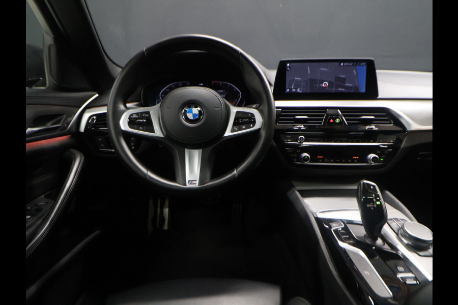 BMW 5 Serie Touring 520i M Sport [SCHUIFKANTELDAK, TREKHAAK, CAMERA, AUTOMATISCHE STOELEN, CRUISE CONTROL, HUD, APPLE CARPLAY, ANDROID AUTO, STOELVERWARMING, AUTO AIRCO, NAVI, NIEUWSTAAT]