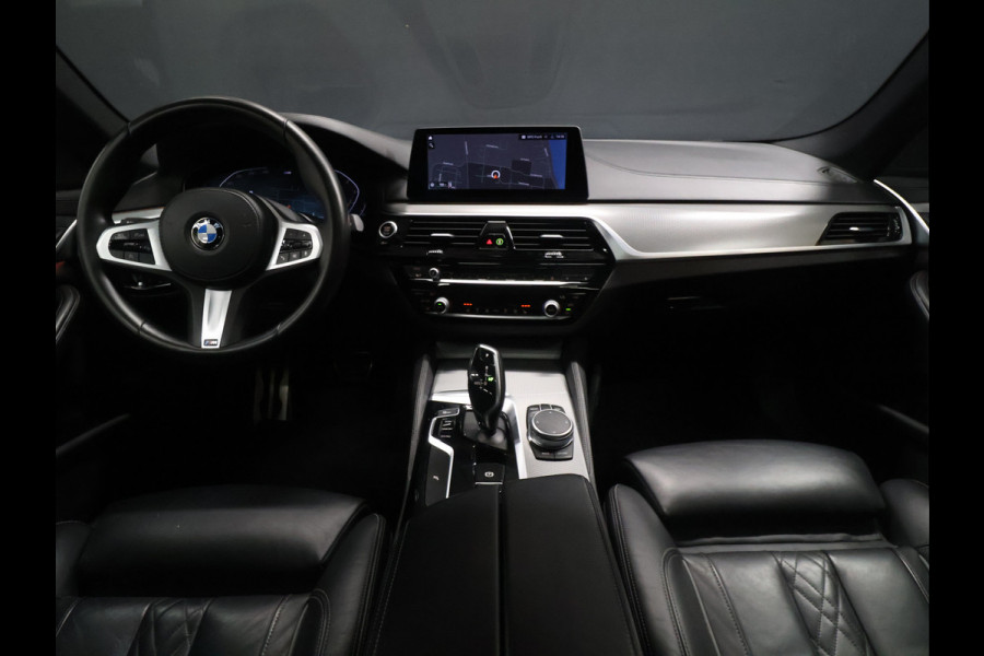 BMW 5 Serie Touring 520i M Sport [SCHUIFKANTELDAK, TREKHAAK, CAMERA, AUTOMATISCHE STOELEN, CRUISE CONTROL, HUD, APPLE CARPLAY, ANDROID AUTO, STOELVERWARMING, AUTO AIRCO, NAVI, NIEUWSTAAT]