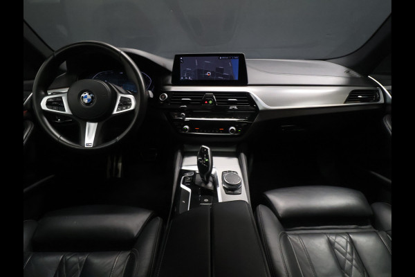 BMW 5 Serie Touring 520i M Sport [SCHUIFKANTELDAK, TREKHAAK, CAMERA, AUTOMATISCHE STOELEN, CRUISE CONTROL, HUD, APPLE CARPLAY, ANDROID AUTO, STOELVERWARMING, AUTO AIRCO, NAVI, NIEUWSTAAT]