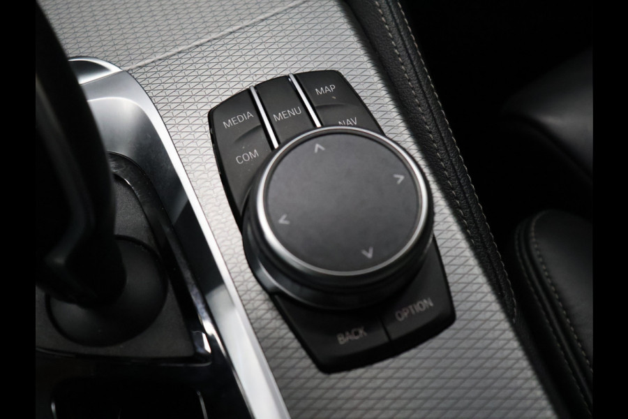 BMW 5 Serie Touring 520i M Sport [SCHUIFKANTELDAK, TREKHAAK, CAMERA, AUTOMATISCHE STOELEN, CRUISE CONTROL, HUD, APPLE CARPLAY, ANDROID AUTO, STOELVERWARMING, AUTO AIRCO, NAVI, NIEUWSTAAT]