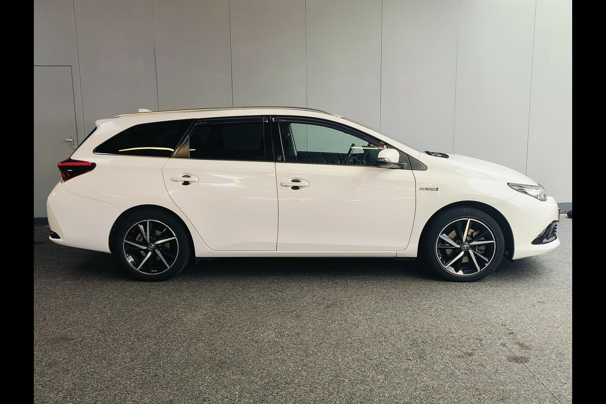 Toyota Auris Touring Sports 1.8 Hybrid Dynamic Ultimate Rijklaar + 12 maanden Bovag-garantie Henk Jongen Auto's in Helmond,  al 50 jaar service zoals 't hoort!