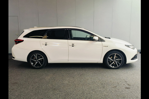 Toyota Auris Touring Sports 1.8 Hybrid Dynamic Ultimate Rijklaar + 12 maanden Bovag-garantie Henk Jongen Auto's in Helmond,  al 50 jaar service zoals 't hoort!