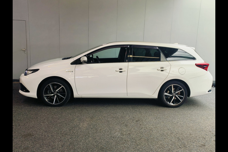 Toyota Auris Touring Sports 1.8 Hybrid Dynamic Ultimate Rijklaar + 12 maanden Bovag-garantie Henk Jongen Auto's in Helmond,  al 50 jaar service zoals 't hoort!
