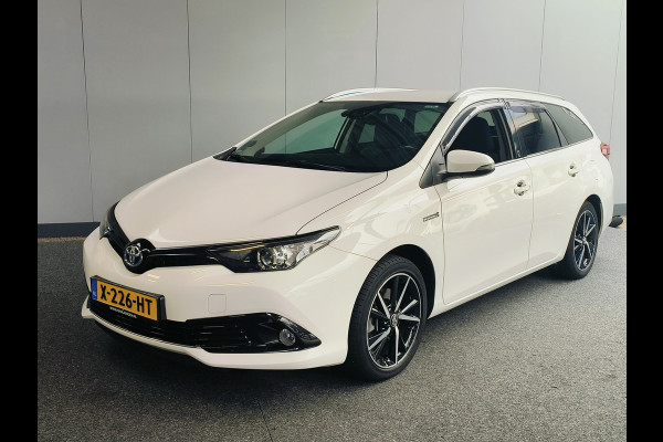 Toyota Auris Touring Sports 1.8 Hybrid Dynamic Ultimate Rijklaar + 12 maanden Bovag-garantie Henk Jongen Auto's in Helmond,  al 50 jaar service zoals 't hoort!