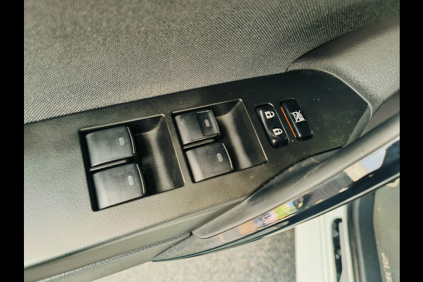 Toyota Auris Touring Sports 1.8 Hybrid Dynamic Ultimate Rijklaar + 12 maanden Bovag-garantie Henk Jongen Auto's in Helmond,  al 50 jaar service zoals 't hoort!