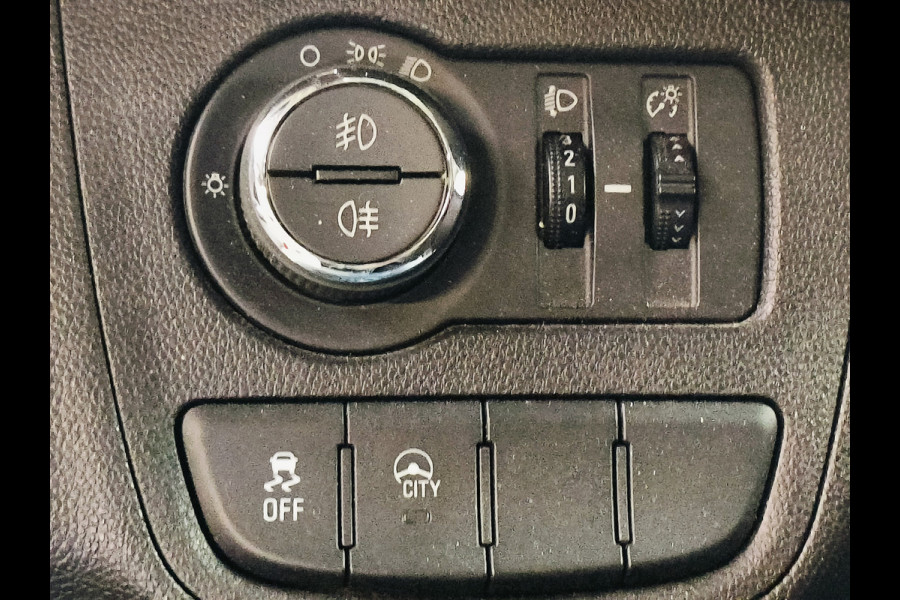 Opel KARL 1.0 Rocks Online Edition AUTOMAAT Rijklaar + 12 maanden Bovag-garantie Henk Jongen Auto's in Helmond,  al 50 jaar service zoals 't hoort!