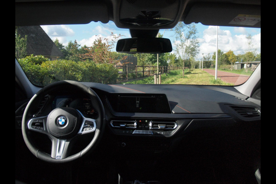 BMW 1-serie 118i Executive Edition | Apple Carplay | Cruise Control | Parkeersensoren | Automaat |