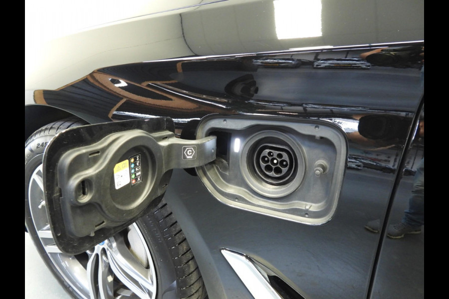 BMW 5 Serie Touring 530e Luxury Line NAVI/LEER/LASER LED/TREKH./18"LMV! BMW 5 Serie Touring 530e Luxury Line NAVI/LEER/LASER LED/TREKH./18"LMV!