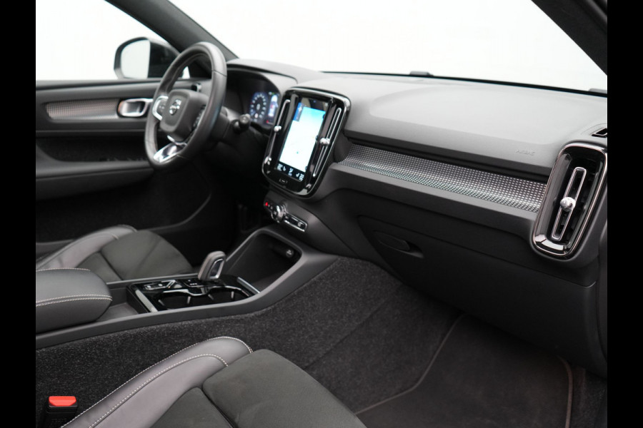 Volvo XC40 T4 Recharge R-Design Plug In Hybrid 211pk Dealer O.H PHEV | Panodak | 360 Camera | Harman Kardon Sound | Adaptive Cruise | Alcantara Sportstoelen Verwarmd | Apple Carplay | Keyless | Blis | Stuur Verwarmd | Navigatie | Virtual | DAB |