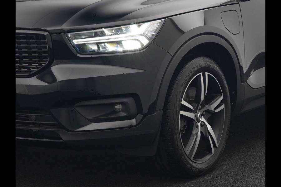 Volvo XC40 T4 Recharge R-Design Plug In Hybrid 211pk Dealer O.H PHEV | Panodak | 360 Camera | Harman Kardon Sound | Adaptive Cruise | Alcantara Sportstoelen Verwarmd | Apple Carplay | Keyless | Blis | Stuur Verwarmd | Navigatie | Virtual | DAB |