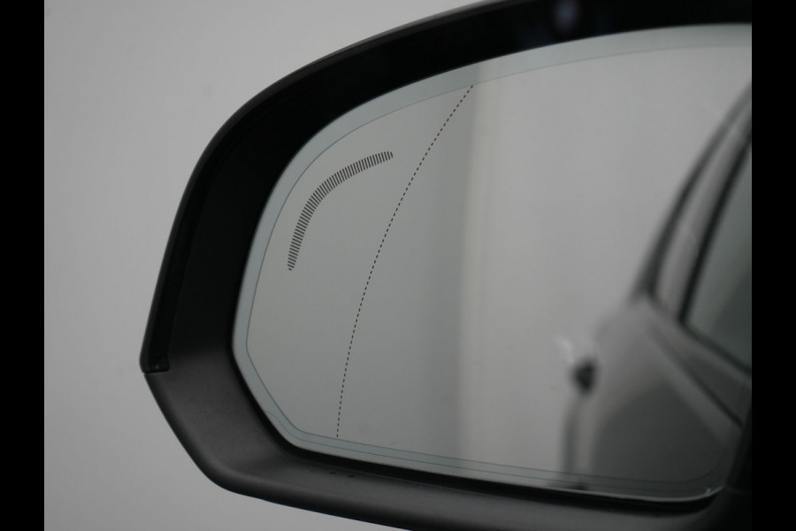 Volvo XC40 T4 Recharge R-Design Plug In Hybrid 211pk Dealer O.H PHEV | Panodak | 360 Camera | Harman Kardon Sound | Adaptive Cruise | Alcantara Sportstoelen Verwarmd | Apple Carplay | Keyless | Blis | Stuur Verwarmd | Navigatie | Virtual | DAB |