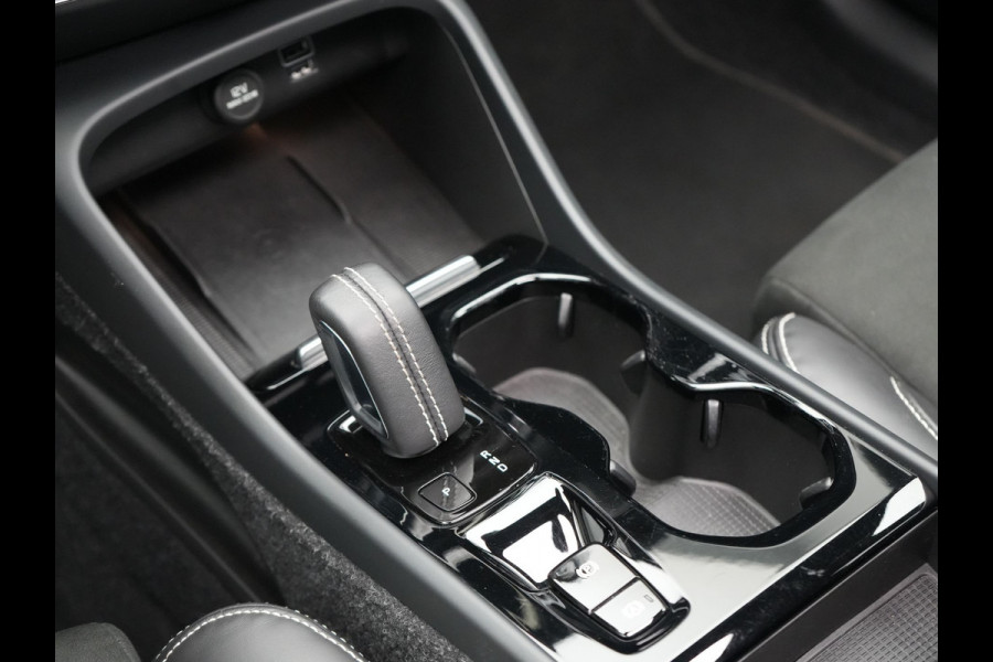 Volvo XC40 T4 Recharge R-Design Plug In Hybrid 211pk Dealer O.H PHEV | Panodak | 360 Camera | Harman Kardon Sound | Adaptive Cruise | Alcantara Sportstoelen Verwarmd | Apple Carplay | Keyless | Blis | Stuur Verwarmd | Navigatie | Virtual | DAB |
