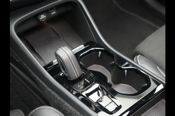 Volvo XC40 T4 Recharge R-Design Plug In Hybrid 211pk Dealer O.H PHEV | Panodak | 360 Camera | Harman Kardon Sound | Adaptive Cruise | Alcantara Sportstoelen Verwarmd | Apple Carplay | Keyless | Blis | Stuur Verwarmd | Navigatie | Virtual | DAB |
