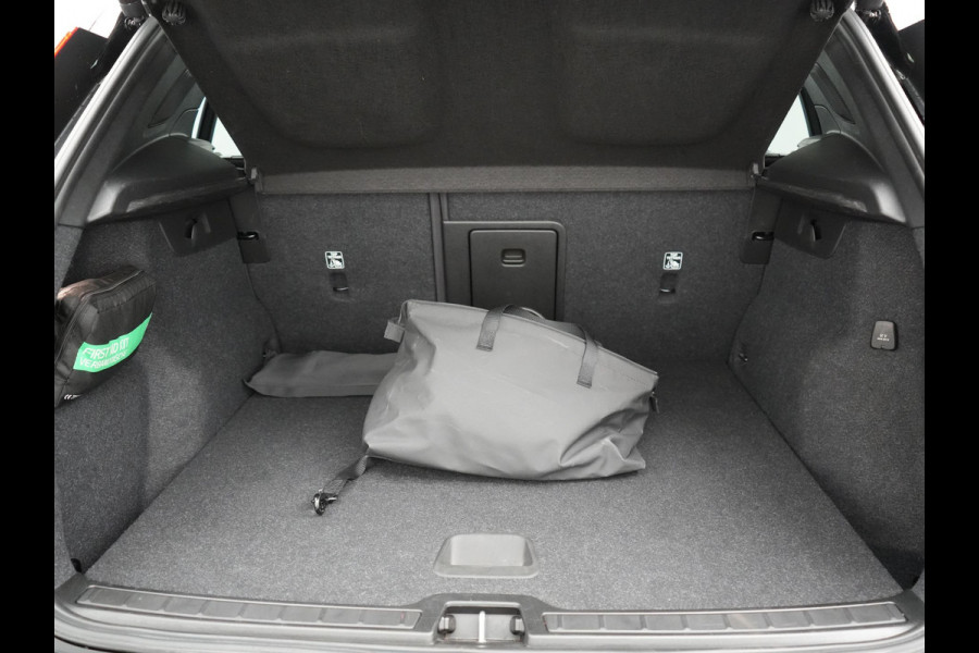 Volvo XC40 T4 Recharge R-Design Plug In Hybrid 211pk Dealer O.H PHEV | Panodak | 360 Camera | Harman Kardon Sound | Adaptive Cruise | Alcantara Sportstoelen Verwarmd | Apple Carplay | Keyless | Blis | Stuur Verwarmd | Navigatie | Virtual | DAB |
