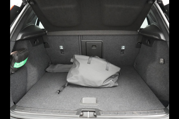 Volvo XC40 T4 Recharge R-Design Plug In Hybrid 211pk Dealer O.H PHEV | Panodak | 360 Camera | Harman Kardon Sound | Adaptive Cruise | Alcantara Sportstoelen Verwarmd | Apple Carplay | Keyless | Blis | Stuur Verwarmd | Navigatie | Virtual | DAB |