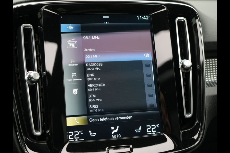 Volvo XC40 T4 Recharge R-Design Plug In Hybrid 211pk Dealer O.H PHEV | Panodak | 360 Camera | Harman Kardon Sound | Adaptive Cruise | Alcantara Sportstoelen Verwarmd | Apple Carplay | Keyless | Blis | Stuur Verwarmd | Navigatie | Virtual | DAB |