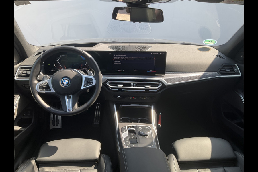 BMW 3-serie 330e xDrive Nieuwstaat Open dak Harman/kordon Elec. t-haak Sportstoelen Headup BMW 3-serie 330e xDrive Nieuwstaat Open dak Harman/kordon Elec. t-haak Sportstoelen Headup