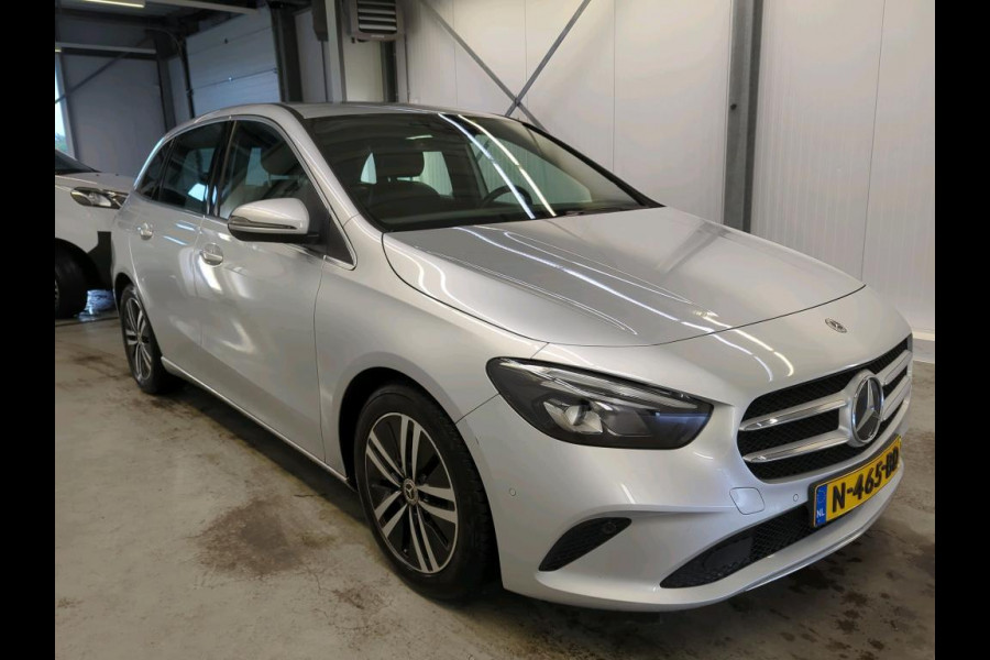 Mercedes-Benz B-Klasse 180 Business Solution Luxury Auto. Trekhaak Navigatie Camera Parkeersensoren Cruise Control Elektrische achterklep Stoelverwarming Virtual Cockpit Leder Climate Control