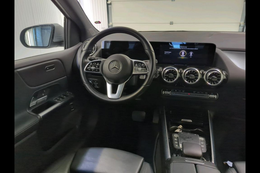 Mercedes-Benz B-Klasse 180 Business Solution Luxury Auto. Trekhaak Navigatie Camera Parkeersensoren Cruise Control Elektrische achterklep Stoelverwarming Virtual Cockpit Leder Climate Control