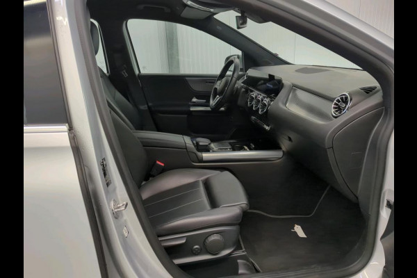Mercedes-Benz B-Klasse 180 Business Solution Luxury Auto. Trekhaak Navigatie Camera Parkeersensoren Cruise Control Elektrische achterklep Stoelverwarming Virtual Cockpit Leder Climate Control